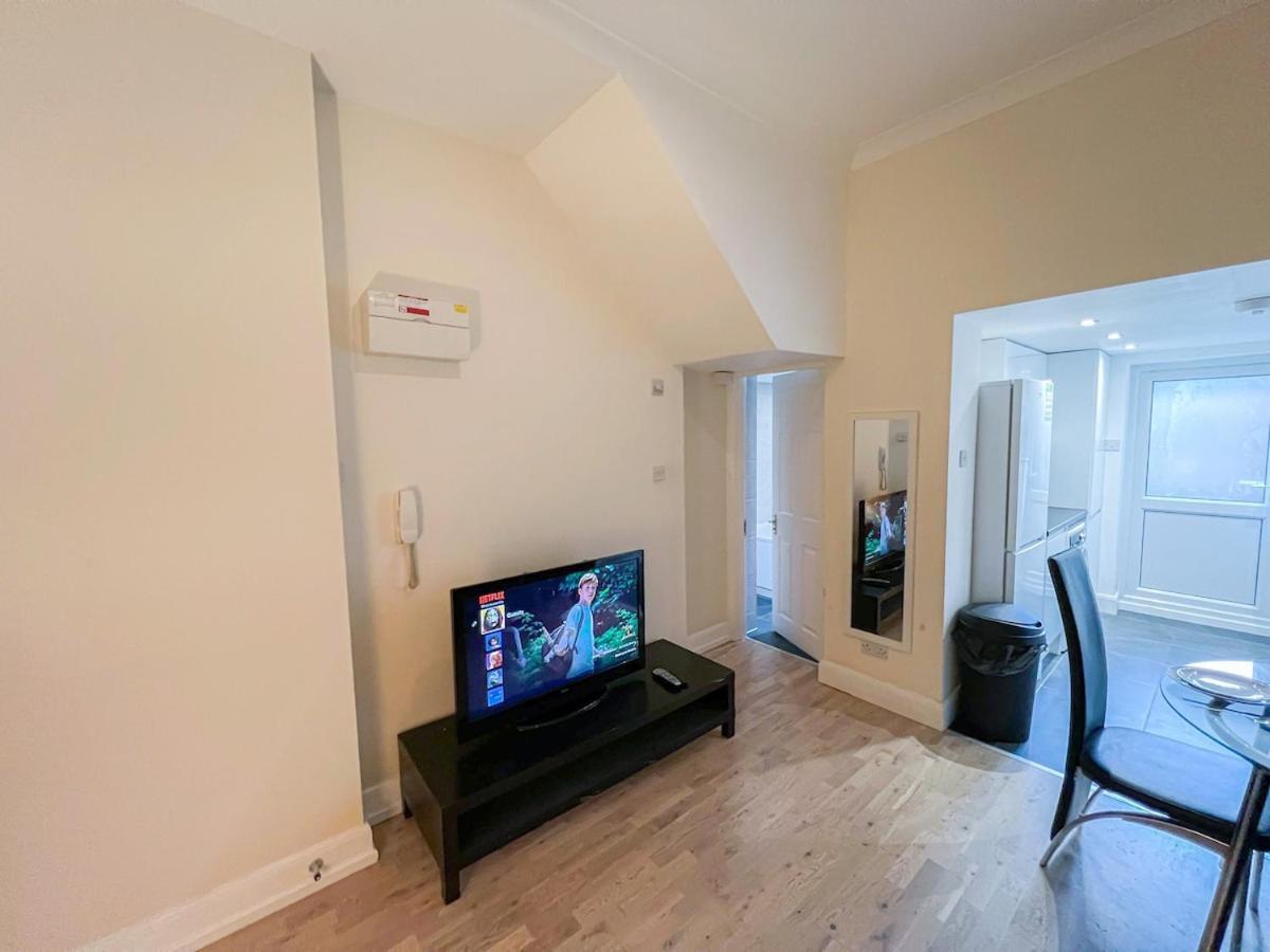 1-Bedroom Flat With Small Garden & Paid Parking In Finsbury Park, Highbury Londres Exterior foto